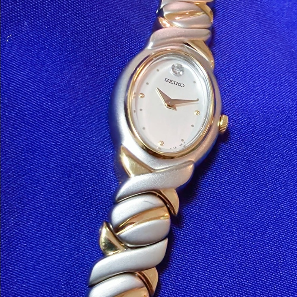 Seiko Vintage Luxury Petite Women's Watch 17mm
New battery fully working